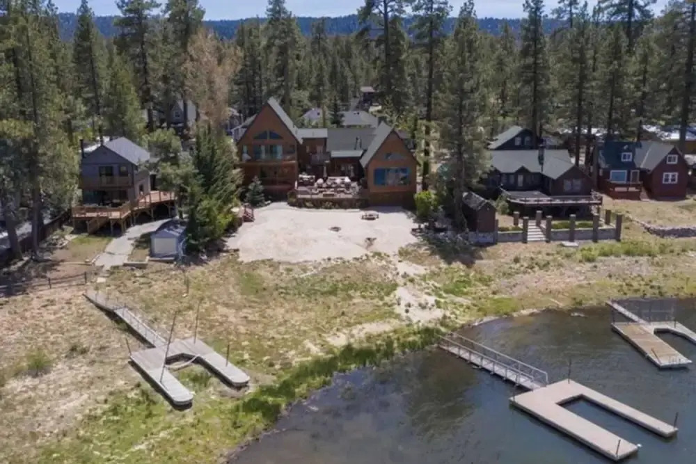 Lakefront Estate w/ Private Dock, Hottub, Firepit Lagunita Shores by Avantstay