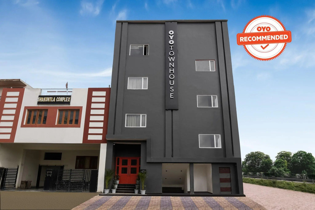 Townhouse The Awadh Airport