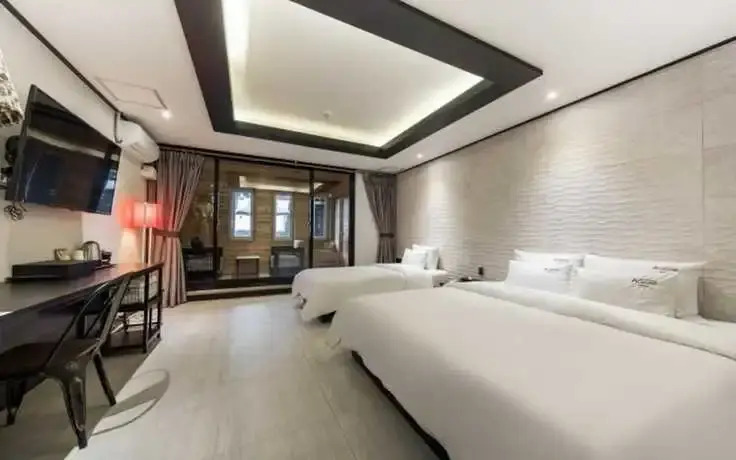 Almond Hotel Gupo Station
