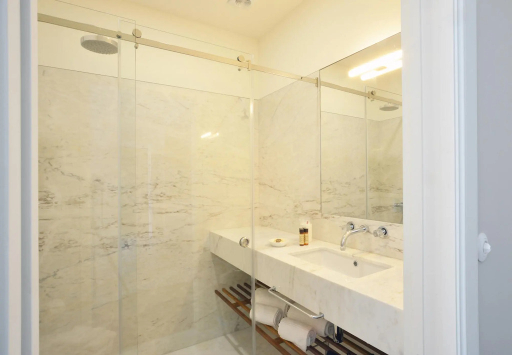 Market 4A in Oporto With 2 Bedrooms and 2 Bathrooms