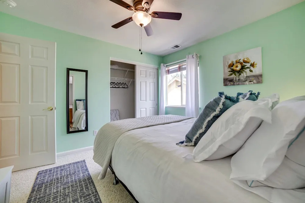 1 Mi to Downtown Reno: Spacious Home w/ Deck!