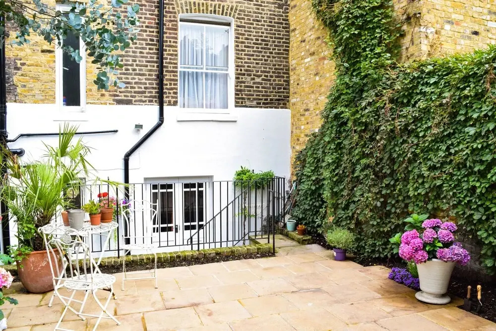 Stylish 1 Bedroom Flat With A Beautiful Garden