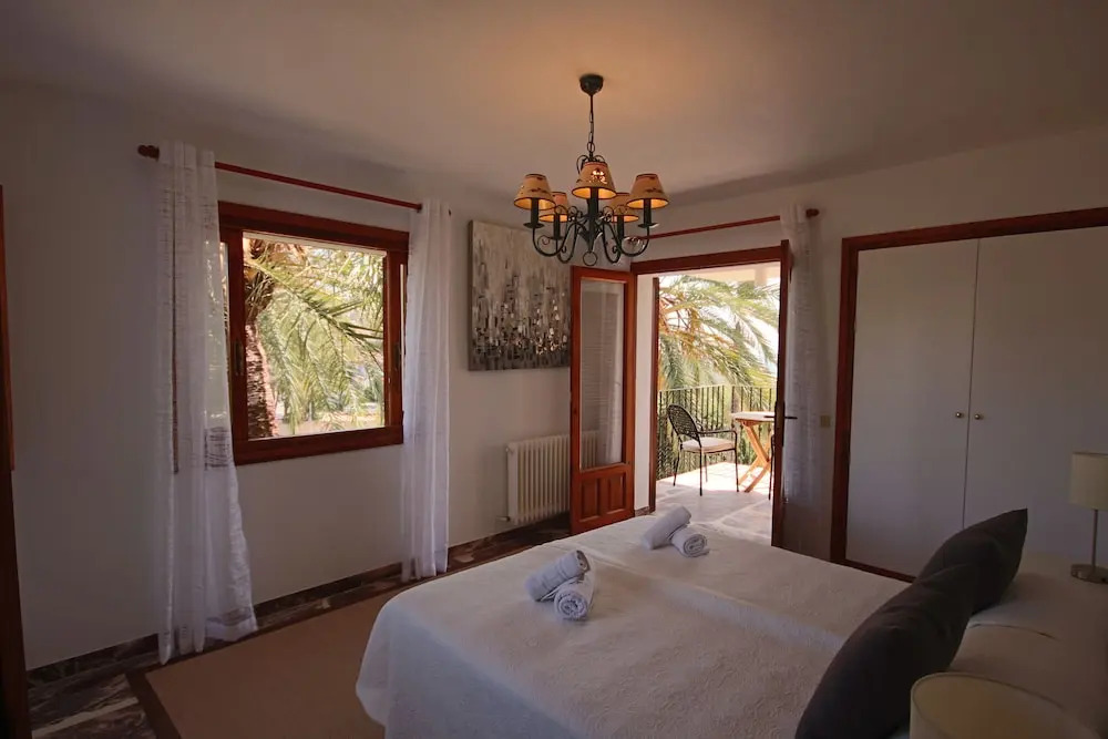 Only 100m to the Beach! Spacious Villa With Private Pool - 12 People