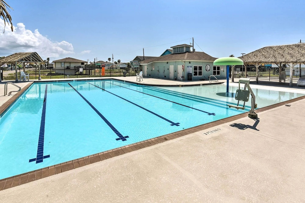 < 1 Mi to Coast: Jamaica Beach Home w/ Pool Access
