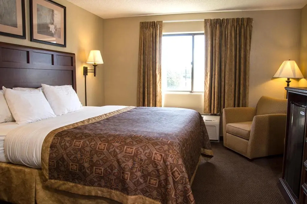 Greenlight Inn & Suites St James