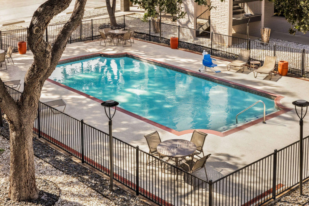 La Quinta Inn by Wyndham San Antonio I-35 N at Toepperwein