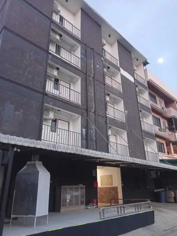 OYO 75577 Palace Hostel