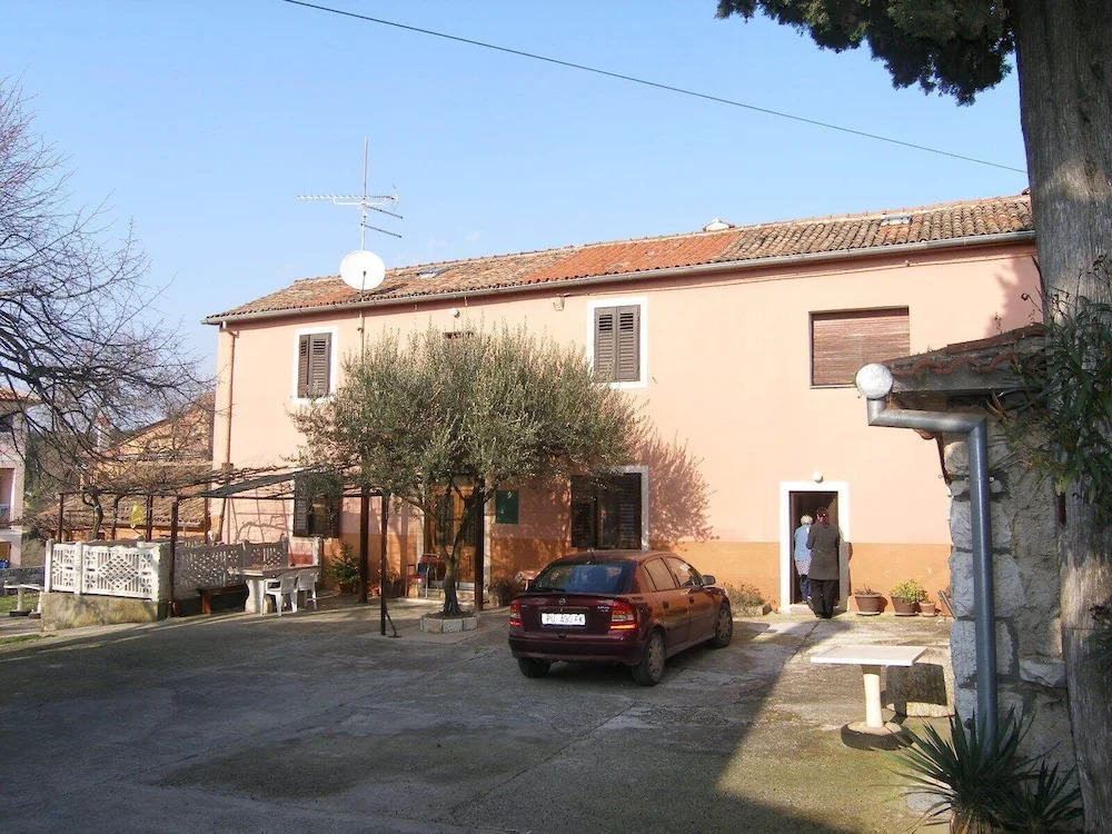 Cozy 4 Person Apartment Marija