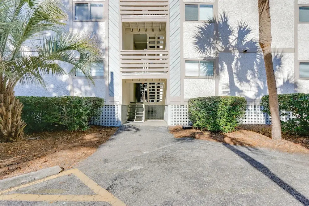 < 1 Mi to Coligny Beach Park: Condo w/ Tennis!