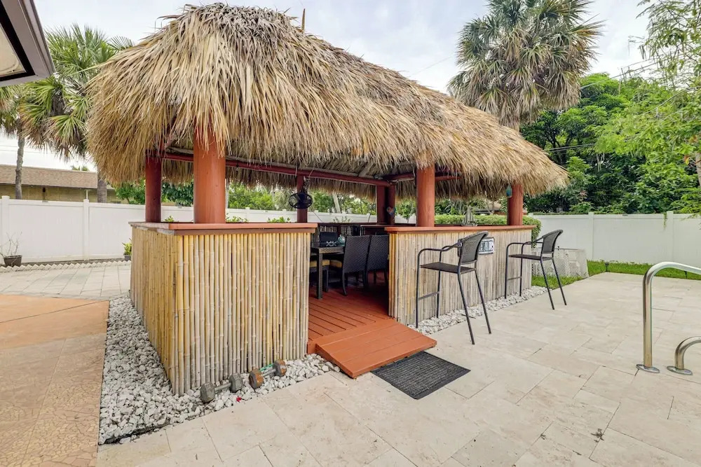 Swim, Barbecue & Game: Home 4 Mi to Pompano Beach!