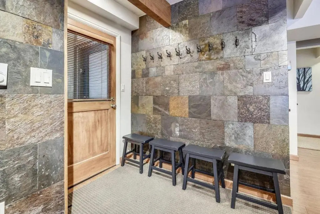 Expansive 2 Bedroom Downtown Aspen Condo, Walk to Gondola for Skiing, Steps to Dining, Shopping and Entertainment