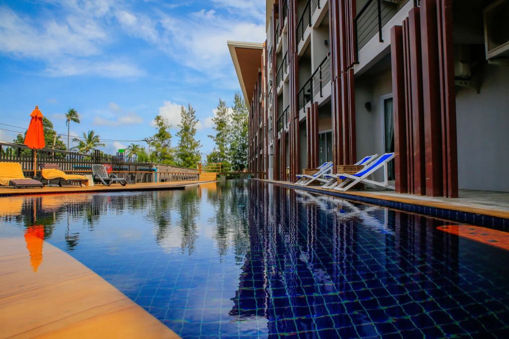 Elegant Pool Access Townhouse Near Beach