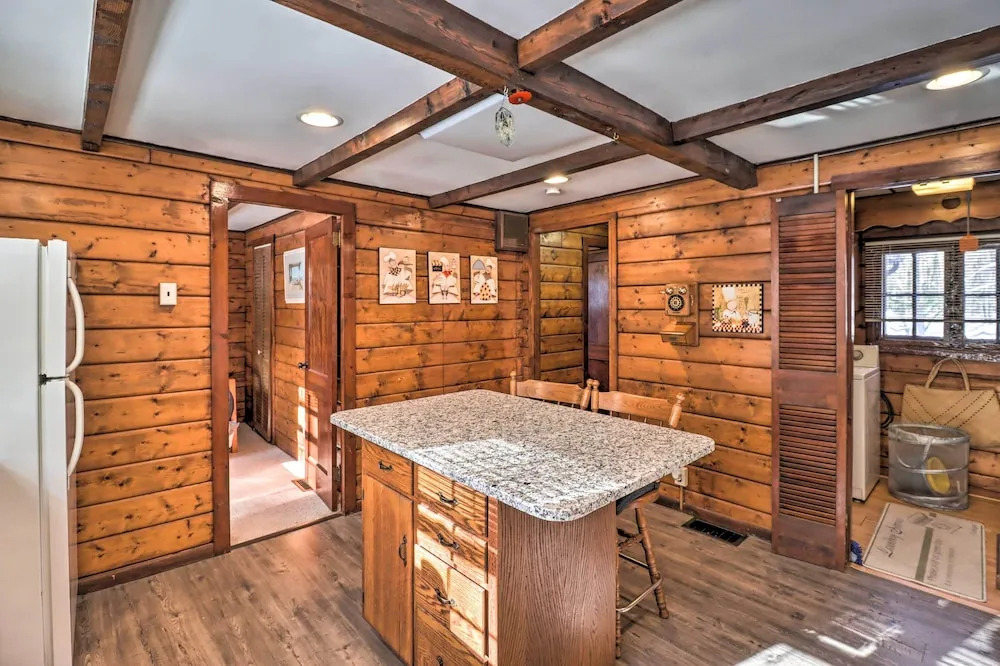 3 Mi to Slopes! Hot Tub Haven Near Lake Harmony