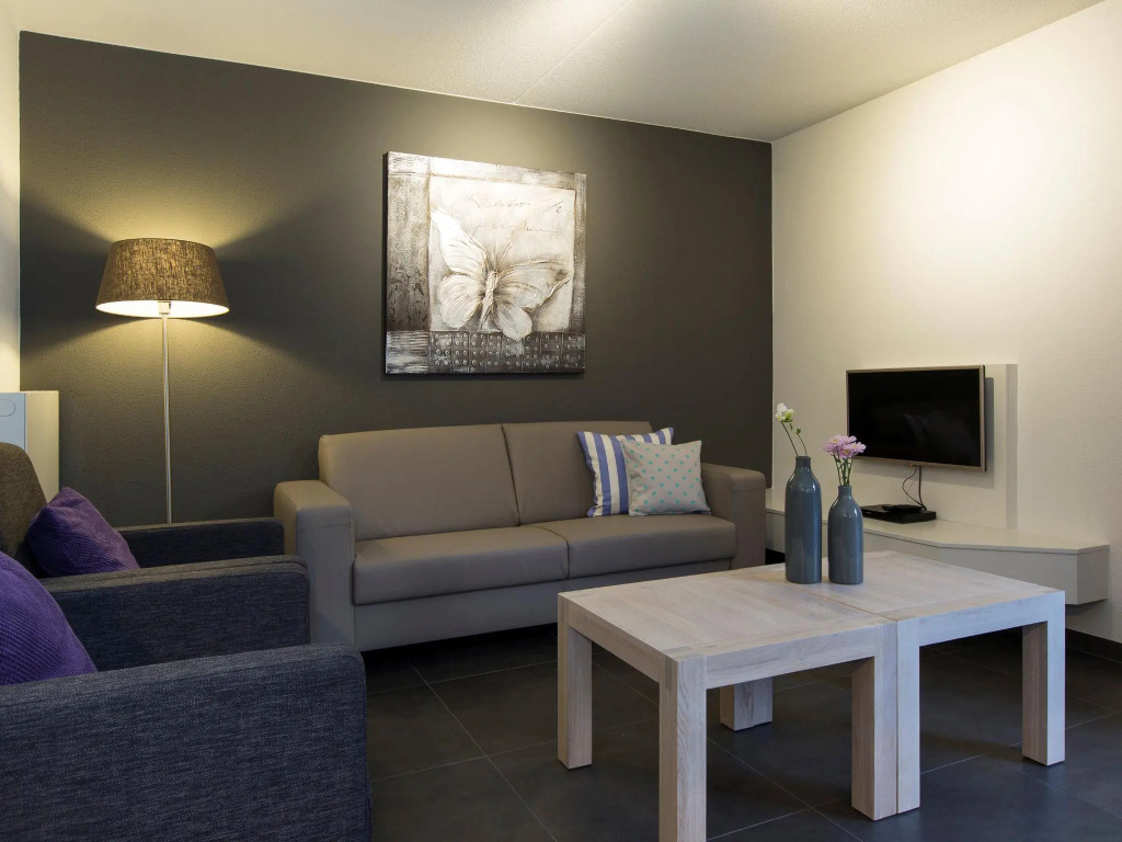 Luxurious villa with washer and dishwasher, in a green area