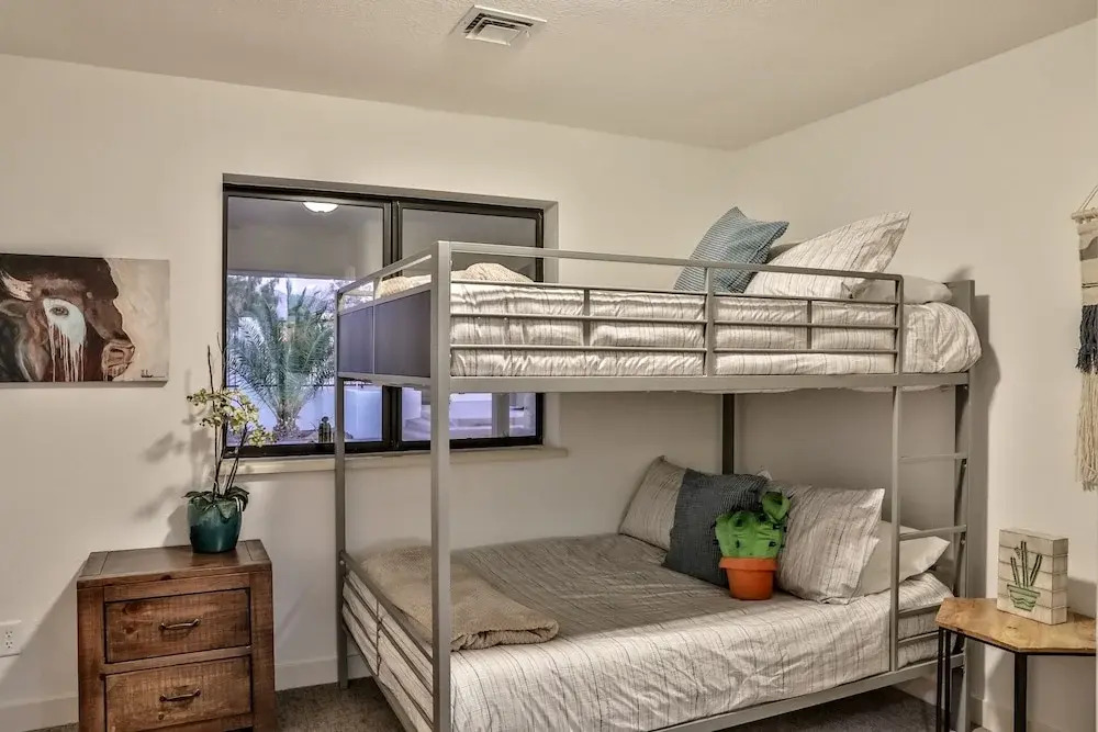 690 Avenida Laredo