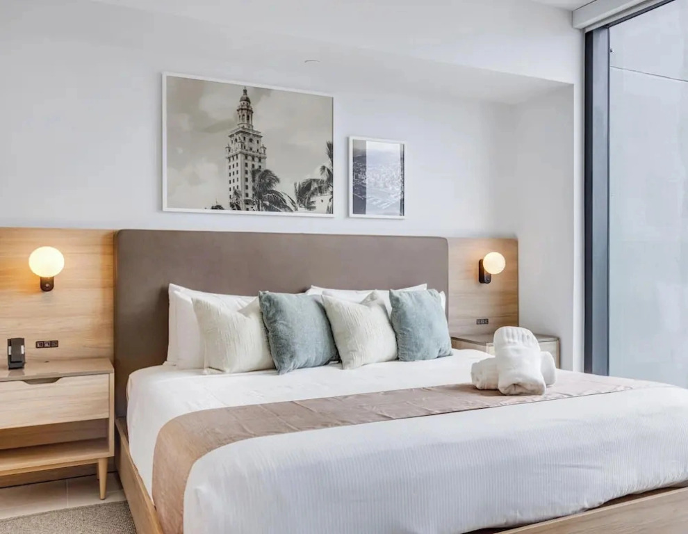 43rd-Floor Skyline Suite - Pool & Gym