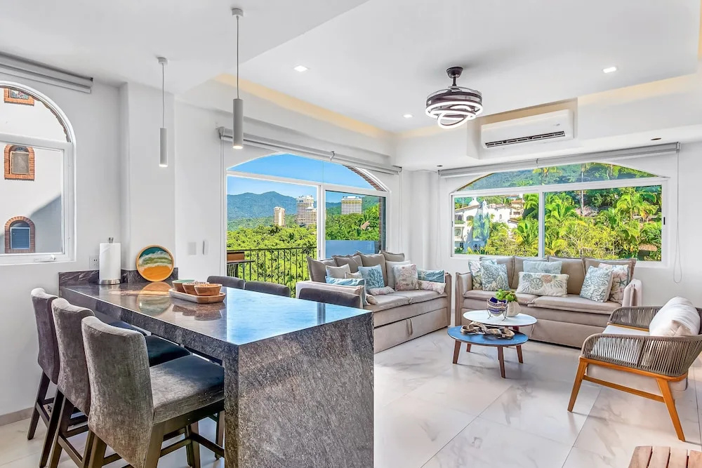 Charming Beach Apartment With Pool and Beach Access, Full Kitchen and Wifi