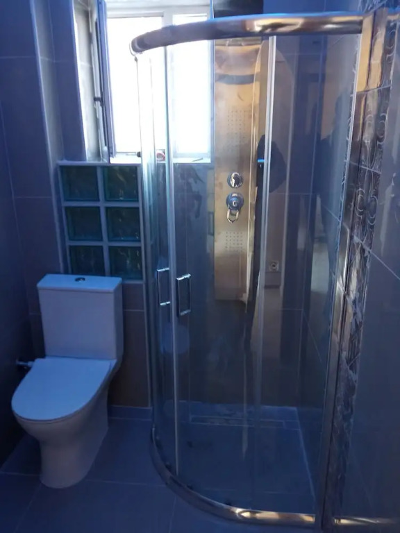 Agios Georgios - 2 Beds - Sleeps 4 - Free Parking