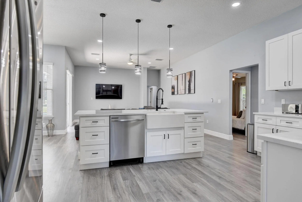Brand New Remodeled Golf Course Pool & Spa Home, Davenport, US