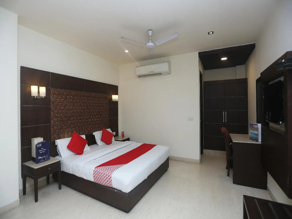 The Metropolis Guest House Near RK Ashram Metro Station
