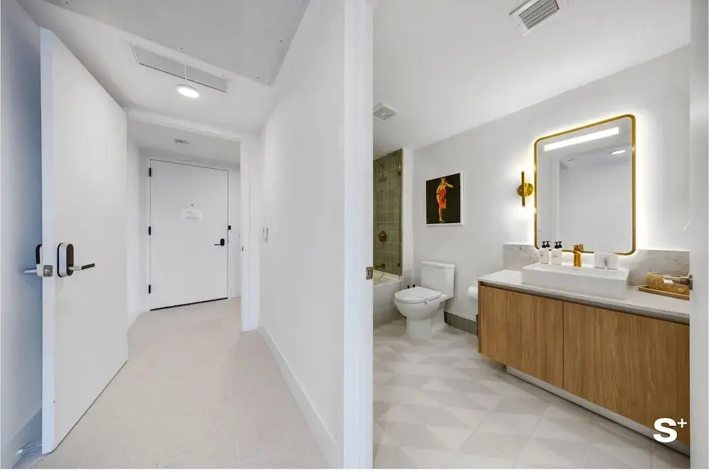 Downtown 1BR Apt with Skyline Views