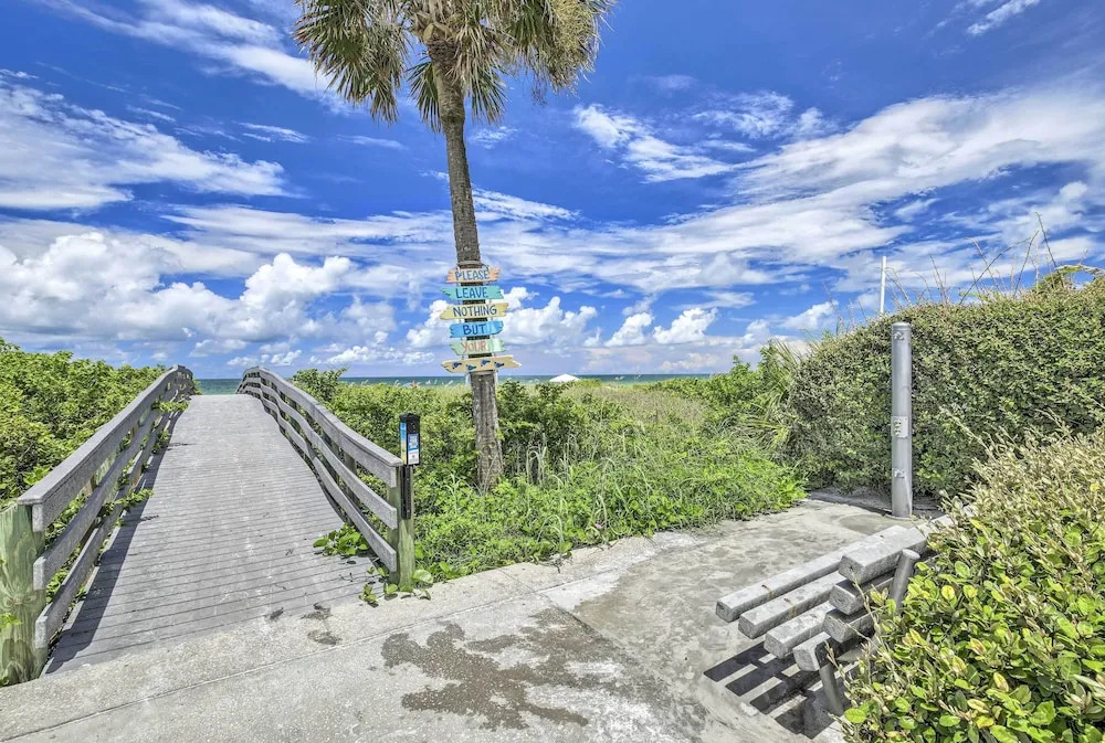 Bayside Pad w/ Pool Access & Dock: 1/2 Mi to Beach