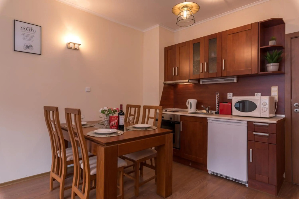 Charming Ski Apartments Near Gondola & Bar Street, Cedar Lodge 1 Complex