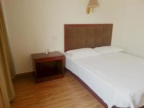 Wuhan Tianlun Holiday Hotel (Panlongcheng Jiahai Industrial Park)(武汉天伦假日宾馆（盘龙城佳海工业园店）)