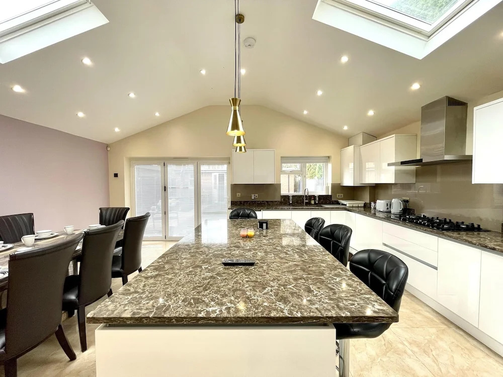 New Luxury Modern House Near Airport Free Parking