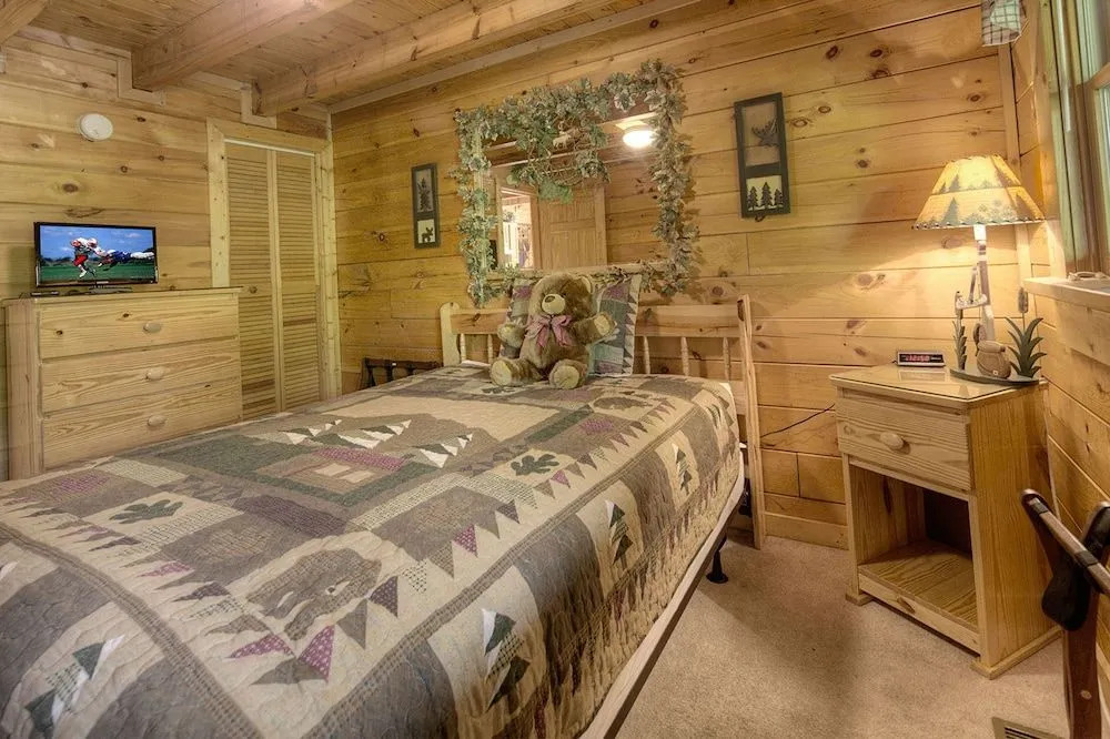 Cupids Hideaway by Heritage Cabin Rentals