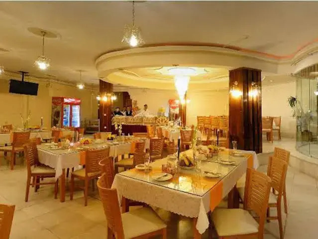 Hotel Piroozy