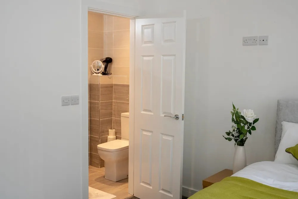 Fantastic Bradford Townhouse 6 bedrooms