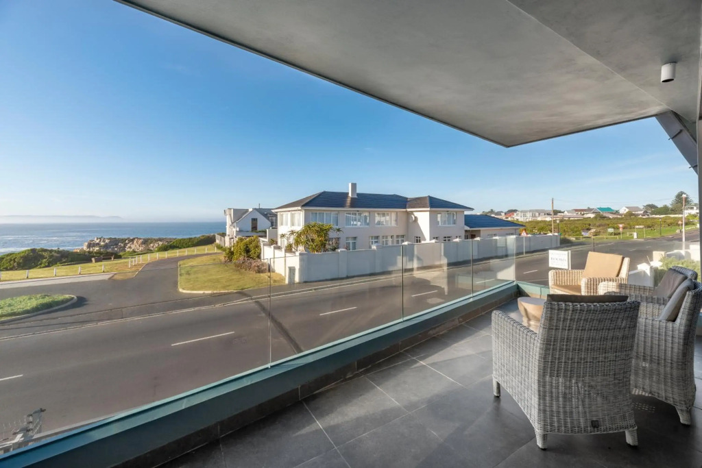17 Marine, 2 Bedroom Sea-Facing Apt101