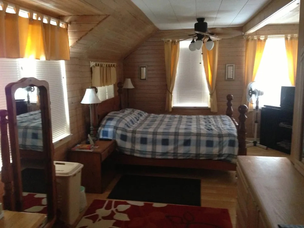 4 Bedroom Cottage on Manitoulin Island Next to Sand Beaches