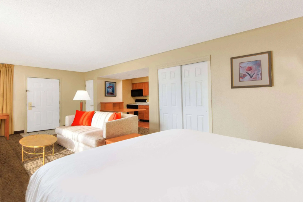 Hawthorn Suites by Wyndham Airport East Hotel