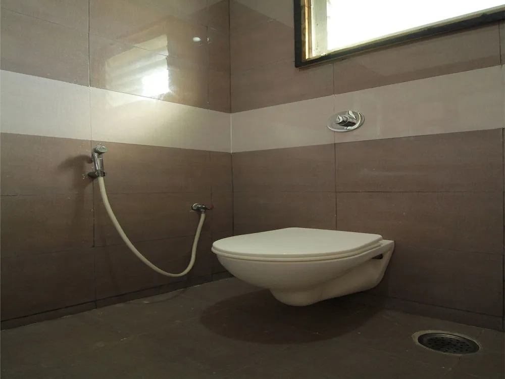 OYO 10835 Hotel Sri Sant