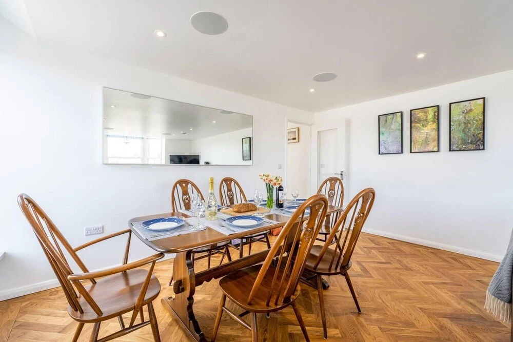 Luxurious 2 Bedroom Apartment With Estuary View