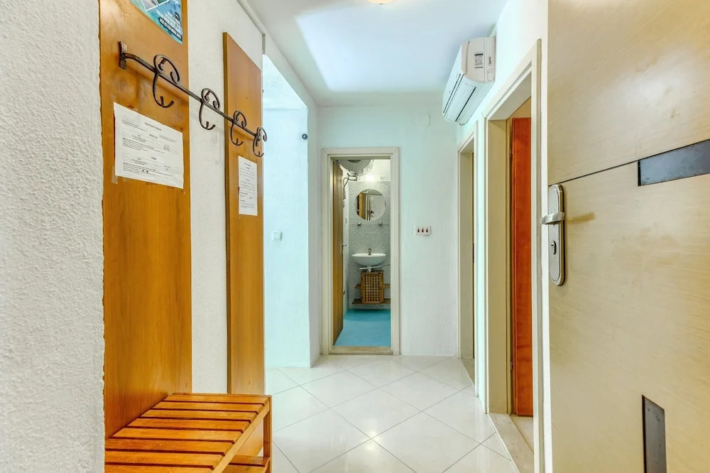 2-bdr apt With Shared Garden, 3 min Walk to Beach