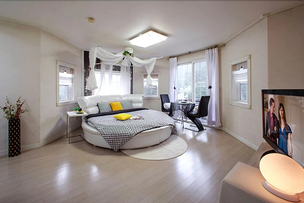 Hongcheon Gogh and Sunflower Pension
