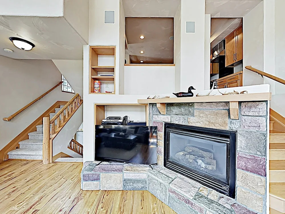 New Listing! Alpine Oasis W/ Hot Tub, Near Slopes 4 Bedroom Townhouse