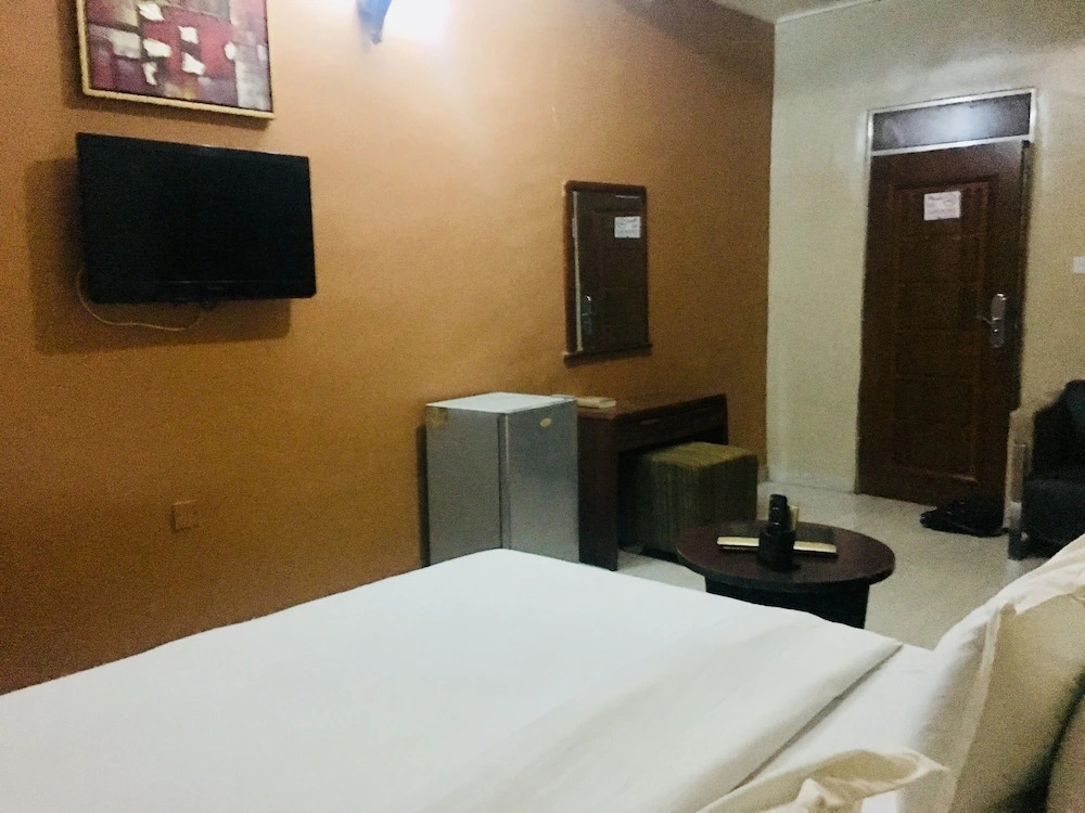 Euc Demodern Hotel And Suites