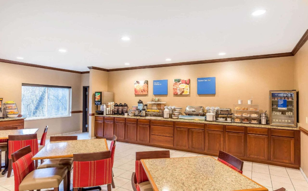 Comfort Inn & Suites East Moline near I-80