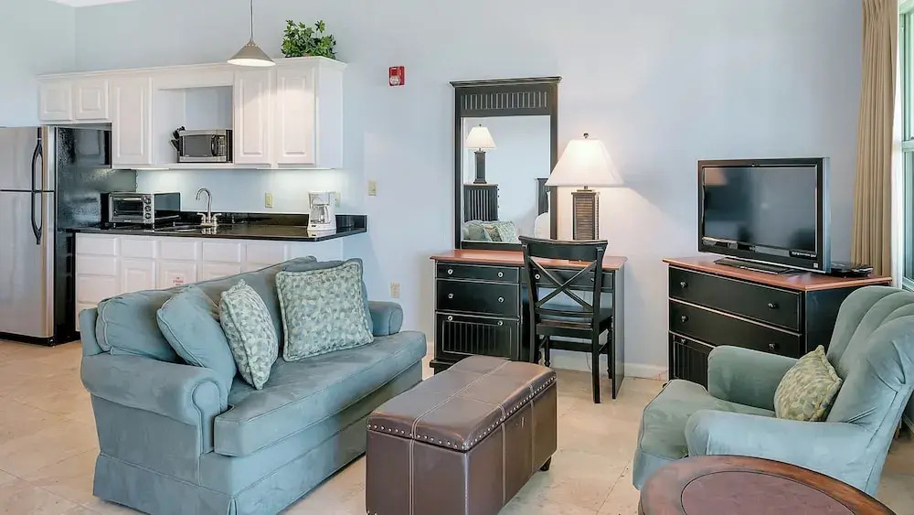 Charming Studio for 2 - Pool Views - Next Door to Alys!