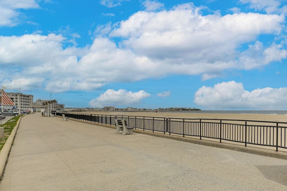 Near Beaches & Waterfront Dining: Home in Hampton!
