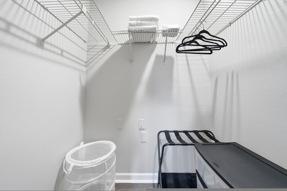 Modern 2BR 2BA w King Bed Pool Gym 10