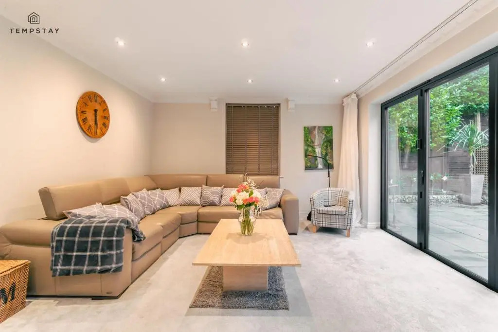 Hidden Gem! Luxury 5 Bed Near Warner Bros Studios