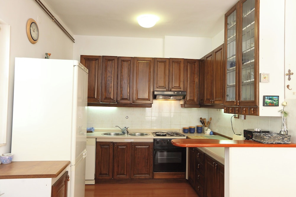 House Mrcela 200m From Beach