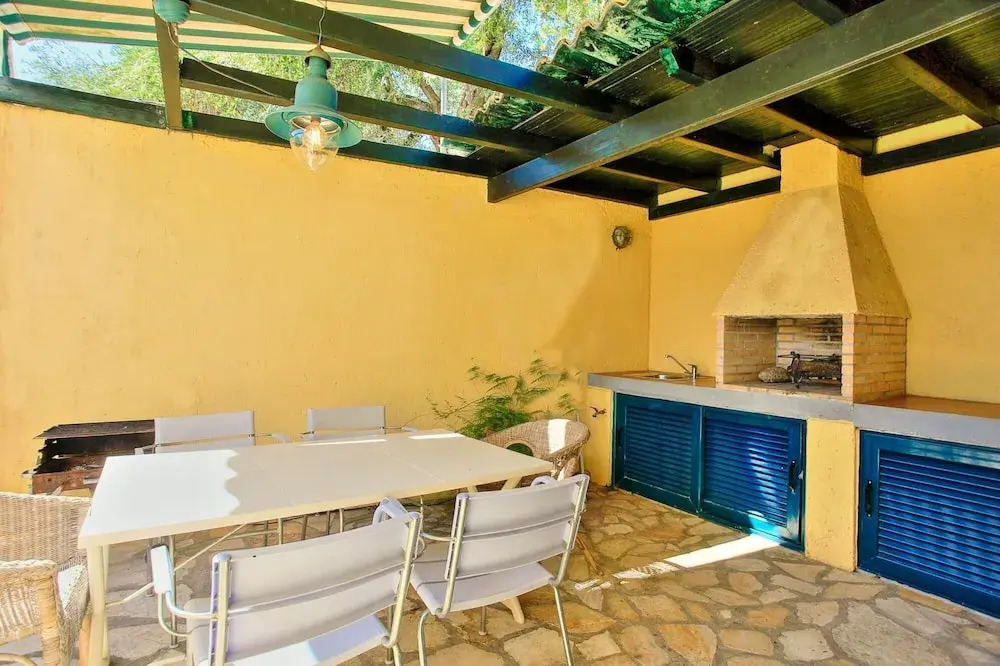Tinas Apartment in Mparmpati