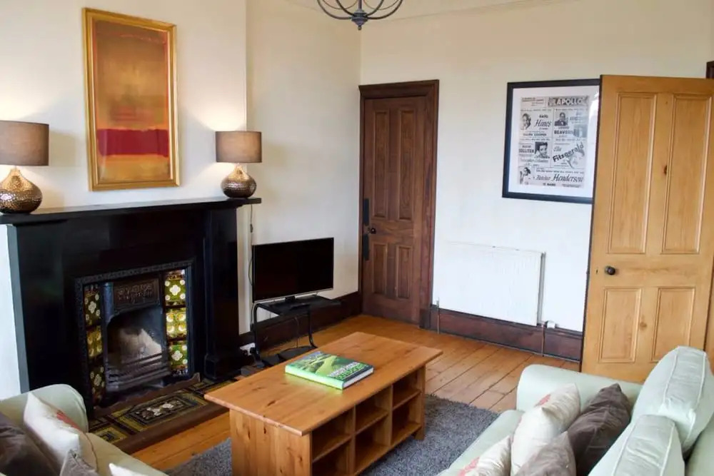 2 Bedroom Flat Near The Kings Theatre