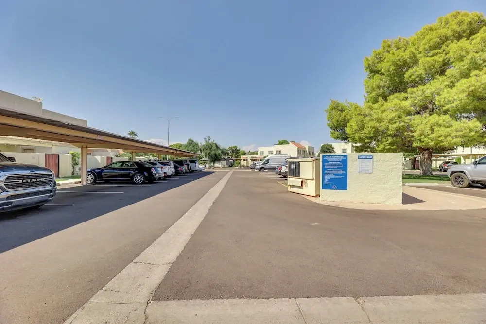 2 Mi to Old Town & Fashion Sq: Townhome w/ Pools